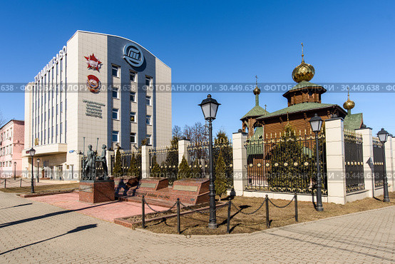 Город Тула, Храм Равноапостольного князя Владимира и  "Туламашзавод" весной на фоне голубого неба (2019 год). Редакционное фото, фотограф Игорь Низов / Фотобанк Лори