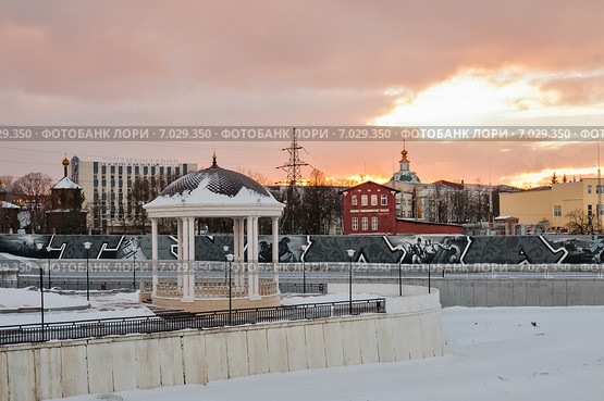 Город Тула. Ротонда на набережной Упы с видом на Машзавод зимним вечером (2015 год). Редакционное фото, фотограф Игорь Низов / Фотобанк Лори