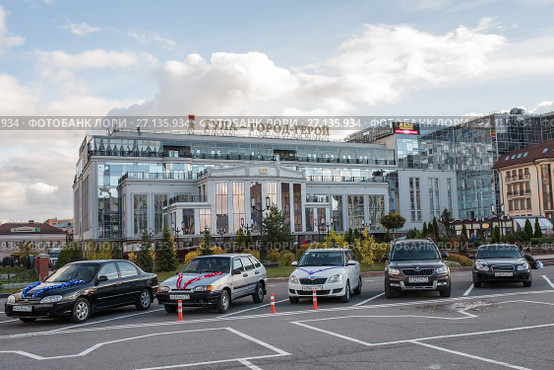 Город Тула. Стоянка перед дворцом бракосочетания осенью (2017 год). Редакционное фото, фотограф Игорь Низов / Фотобанк Лори