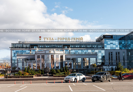 Город Тула. Стоянка перед дворцом бракосочетания осенью на фоне голубого неба (2017 год). Редакционное фото, фотограф Игорь Низов / Фотобанк Лори