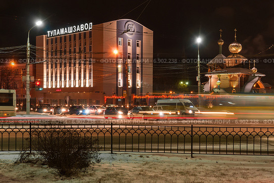 Город Тула, Тульский Машзавод и Храм Равноапостольного князя Владимира зимним вечером (2015 год). Редакционное фото, фотограф Игорь Низов / Фотобанк Лори