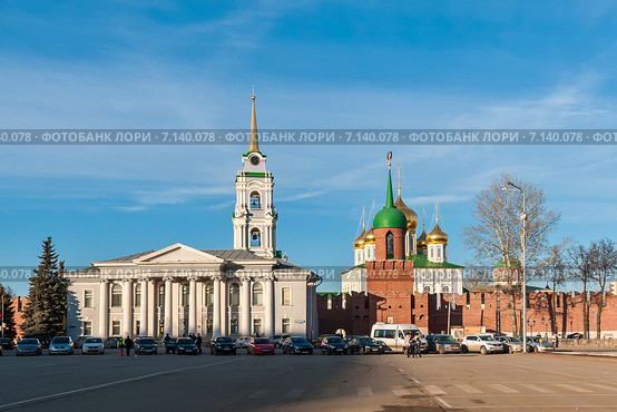 Город Тула. Весенний пейзаж с видом на Тульский кремль и музей самоваров с центральной площади на фоне голубого неба (2015 год). Редакционное фото, фотограф Игорь Низов / Фотобанк Лори