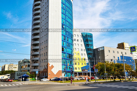 Город Тюмень. Бизнес-центр "Овентал Тауэр" (Owental Tower) на улице Осипенко, 79/1 (2015 год). Редакционное фото, фотограф Александр Тараканов / Фотобанк Лори