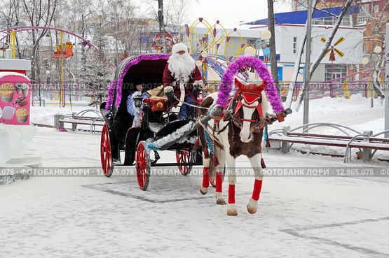 Город Тюмень. Дед Мороз на улицах города (2013 год). Редакционное фото, фотограф Александр Тараканов / Фотобанк Лори