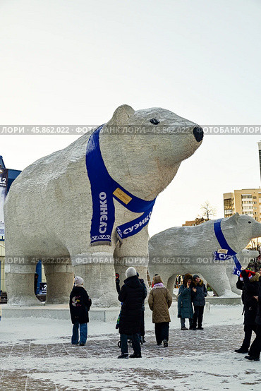 Город Тюмень. Фигура медведя Папа Миша возле здания цирка. Редакционное фото, фотограф Александр Тараканов / Фотобанк Лори