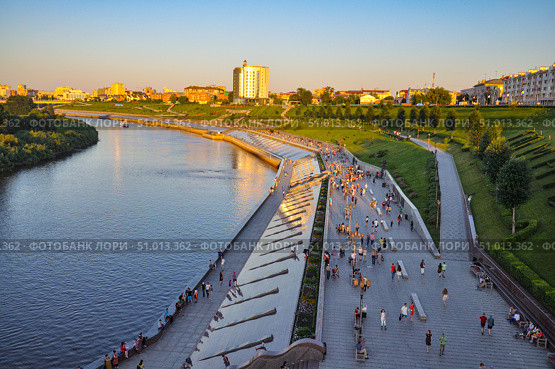 Город Тюмень. Многоуровневая набережная вечером (2018 год). Стоковое фото, фотограф Александр Тараканов / Фотобанк Лори