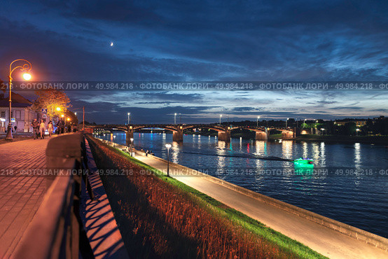 Город Тверь, ночной вид на набережную реки Волги и новый волжский мост. Tver city, night view of the Volga river embankment and the new Volga bridge. Стоковое фото, фотограф Станислав Самойлов / Фотобанк Лори