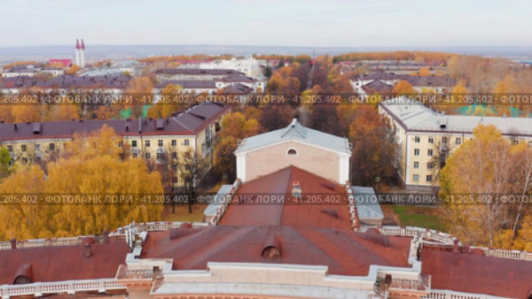 Город Уфа: Черниковка, Дворец культуры имени Серго Орджоникидзе. Вид с воздуха. Ufa city: Chernikovka, Sergo Ordzhonikidze Palace of Culture. Aerial view. (2022 год). Стоковое видео, видеограф Евгений Романов / Фотобанк Лори