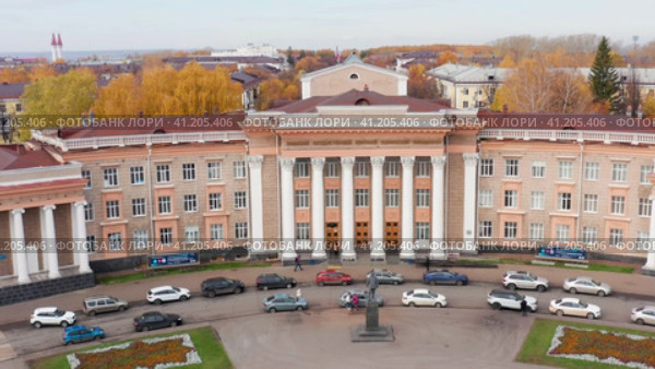 Город Уфа: Черниковка, Дворец культуры имени Серго Орджоникидзе. Вид с воздуха. Ufa city: Chernikovka, Sergo Ordzhonikidze Palace of Culture. Aerial view. (2022 год). Стоковое видео, видеограф Евгений Романов / Фотобанк Лори