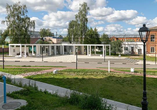 Город Венёв,Тульская область, Россия. Белый легкий павильон Веневского туристко-информационного центра (ТИЦ) на Красной площади. Вид от Никольской колокольни (2024 год). Редакционное фото, фотограф Наталья Николаева / Фотобанк Лори