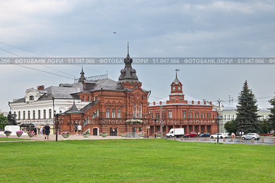 Город Владимир, Большая Московская улица. Дом Дружбы (бывшая Городская Дума) и здание Сбербанка. Золотое кольцо России. Редакционное фото, фотограф Елена Коромыслова / Фотобанк Лори