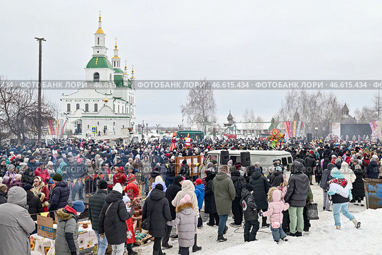 Город Ялуторовск. Масленица. Народное гулянье у Сретенского собора. Редакционное фото, фотограф Александр Тараканов / Фотобанк Лори