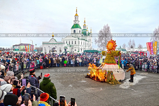 Город Ялуторовск. Сжигание чучела Масленицы на Сретенской площади. Редакционное фото, фотограф Александр Тараканов / Фотобанк Лори