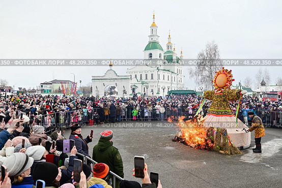 Город Ялуторовск. Сжигание чучела Масленицы на Сретенской площади. Редакционное фото, фотограф Александр Тараканов / Фотобанк Лори