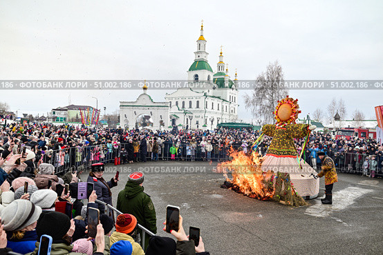 Город Ялуторовск. Сжигание чучела Масленицы на Сретенской площади. Редакционное фото, фотограф Александр Тараканов / Фотобанк Лори