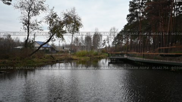 Город Заводоуковск. Осень. Пасмурный день. Набережная с прудом в Центральном парке (2022 год). Стоковое видео, видеограф Александр Тараканов / Фотобанк Лори
