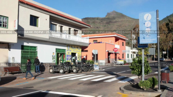 Городок Сантьяго дель Тейде (Santiago del Teide) на трассе TF-1, начало дорог TF-82 и TF-436 в деревню Маска (Masca). Тенерифе, Канары, Испания (2016 год). Редакционное видео, видеограф Кекяляйнен Андрей / Фотобанк Лори