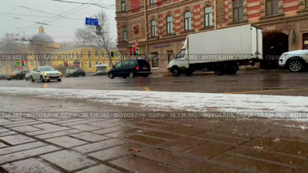 Городская улица хмурым весенним днем (2022 год). Редакционное видео, видеограф Vanilla Decline / Фотобанк Лори