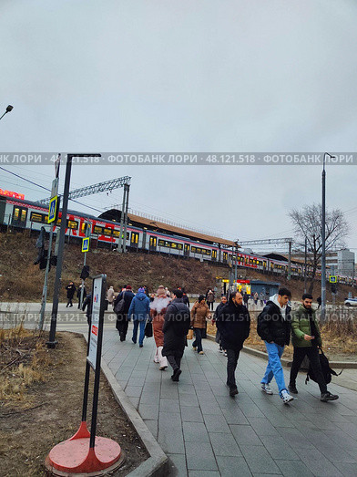 Городская улица с пешеходами и электропоездом. Москва, люди идут от станции метро Электрозаводская. Редакционное фото, фотограф Мария Сергеева / Фотобанк Лори