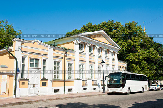 Городская усадьба Черкасской — Баскакова. Улица Большая Никитская. Солнечный летний день. Москва (2018 год). Редакционное фото, фотограф E. O. / Фотобанк Лори