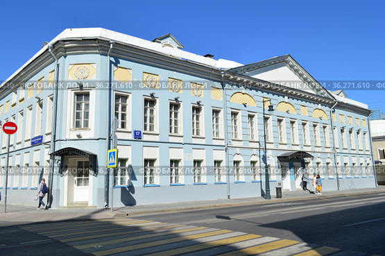 Городская усадьба Кирьяковых — памятник архитектуры. Двухэтажный дом, 1888 года постройки. Улица Сретенка, 17, строение 1. Мещанский район. Город Москва (2019 год). Редакционное фото, фотограф lana1501 / Фотобанк Лори