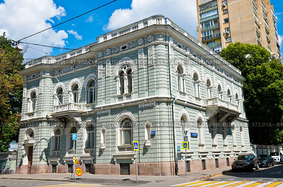 Городская усадьба Я. М. Шлоссберга. Поварская улица, дом 46. Солнечный летний день. Москва (2023 год). Редакционное фото, фотограф E. O. / Фотобанк Лори