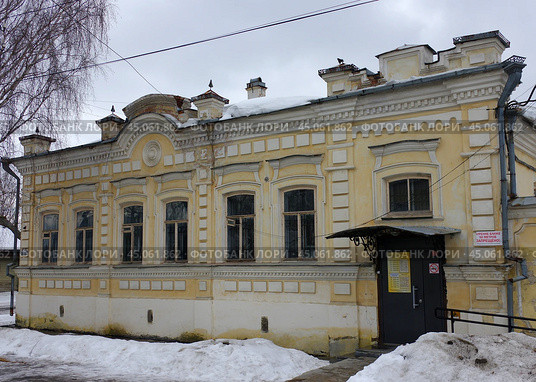 "Городская усадьба золотопромышленника Подвинцева" (Отделение по вопросам миграции). Невьянск, Комсомольская улица, 18 (2019 год). Редакционное фото, фотограф Алексей Иванов / Фотобанк Лори