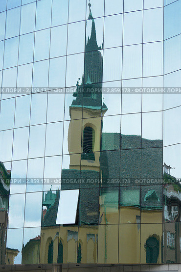 Городские контрасты. Церковь Святого Петра. Прага. Чехия (2007 год). Стоковое фото, фотограф Vladislav Osipov / Фотобанк Лори