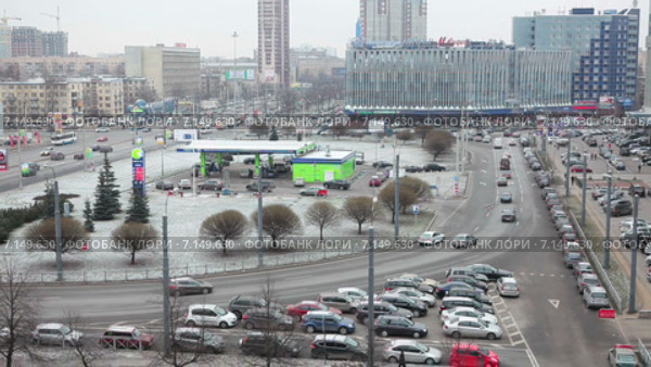 Городские улицы и дороги ранней зимой во время первого снега, площадь Конституции, Санкт-петербург (2014 год). Редакционное видео, видеограф Кекяляйнен Андрей / Фотобанк Лори