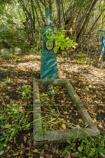 Городское кладбище. Старые могилы и надгробия. City cemetery. Old graves and gravestones. (2019 год). Редакционное фото, фотограф Евгений Романов / Фотобанк Лори