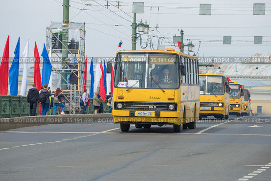 Городской автобус Икарус-260.37 возглавляет колонну венгерских автобусов на параде ретро транспорта в честь Дня города (2019 год). Редакционное фото, фотограф Виктор Карасев / Фотобанк Лори