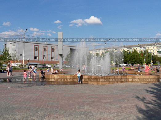 Городской фонтан (Пыть-Ях, ХМАО, Югра) (2014 год). Редакционное фото, фотограф Максим Гулячик / Фотобанк Лори