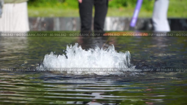 Городской фонтана в жаркий летний день. На заднем размытом фоне люди. Выборочный фокус на струях фонтана. Стоковое видео, видеограф Руслан Лесков / Фотобанк Лори