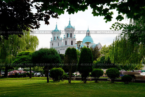 Городской пейзаж улицы города Гродно. ( Вид на Костел Святого Франциска Ксаверия) (2023 год). Стоковое фото, фотограф Максим Соколов / Фотобанк Лори