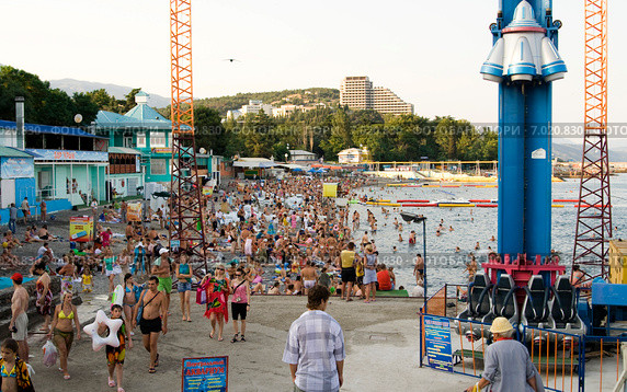 Городской пляж Алушты (2009 год). Редакционное фото, фотограф V.Ivantsov / Фотобанк Лори