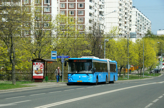 Городской рейсовый автобус 682 (модель ЛиАЗ-6213.65) на остановке. Город Москва, район Чертаново, улица Кировоградская (2019 год). Редакционное фото, фотограф Щеголева Ольга / Фотобанк Лори
