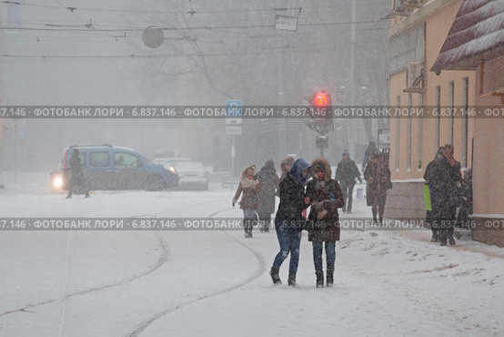 Горожане в снегопад (2014 год). Стоковое фото, фотограф Родион Власов / Фотобанк Лори