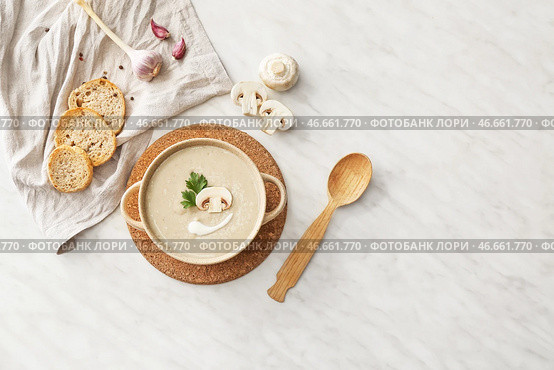 Горшок вкусного грибного крем-супа на столе. Стоковое фото, фотограф Pixel_shot / Фотобанк Лори