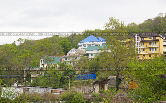 Гостевые дома в поселке Лоо, Лазаревский район, Сочи (2015 год). Редакционное фото, фотограф Олег Хархан / Фотобанк Лори