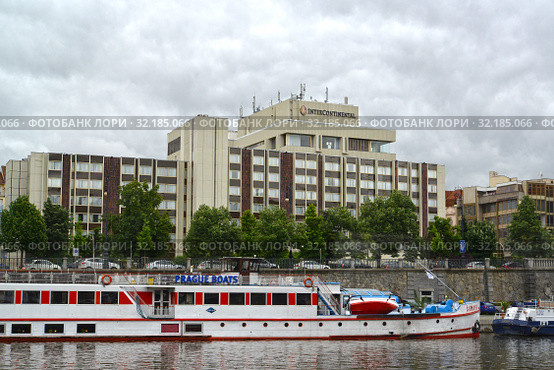Гостиница "InterContinental" и прогулочный корабль на реке Влтаве. Прага, Чехия (2014 год). Редакционное фото, фотограф Ирина Борсученко / Фотобанк Лори