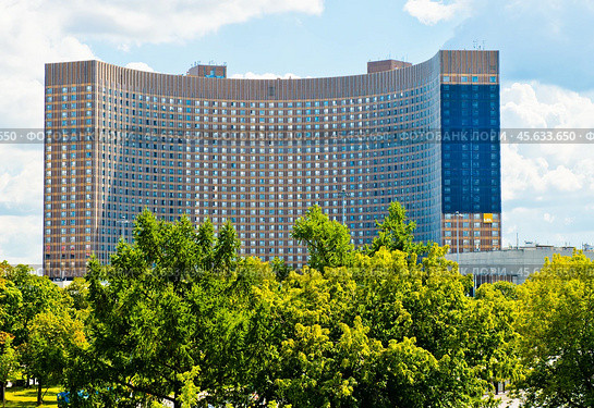 Гостиница "Космос". Летний солнечный день. Москва (2024 год). Редакционное фото, фотограф E. O. / Фотобанк Лори