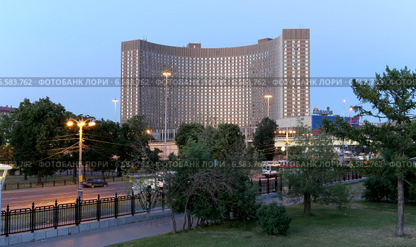 Гостиница "Космос" (ночной вид) на северо-востоке Москвы. Россия (2014 год). Редакционное фото, фотограф Владимир Журавлев / Фотобанк Лори
