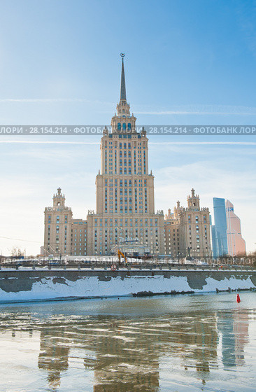 Гостиница «Рэдиссон Ройал, Москва» (Radisson Royal Hotel, Moscow). Ранее гостиница "Украина". Сталинская высотка. Москва (2018 год). Редакционное фото, фотограф E. O. / Фотобанк Лори