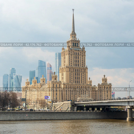 Гости́ница «Украи́на» сети «Рэдиссон Коллекшн» Кутузовский проспект., 2/1 строение 1 (Москва) (2023 год). Редакционное фото, фотограф Александр К / Фотобанк Лори