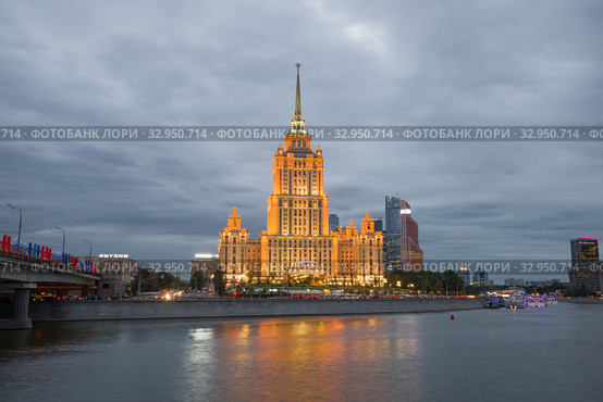 Гостиница "Украина"(Radisson Royal Hotel, Moscow) в ночной подсветке облачным сентябрьским вечером. Москва (2016 год). Редакционное фото, фотограф Виктор Карасев / Фотобанк Лори