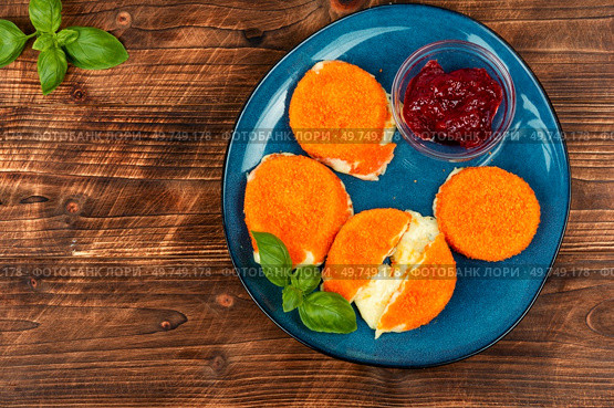 Gourmet appetizer Camembert in breading served with cranberry sauce. Space for text.. Delicious fried camembert cheese with sauce. Стоковое фото, агентство Ingram Publishing / Фотобанк Лори