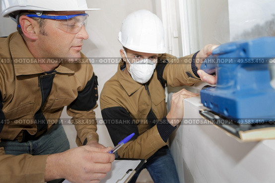 grading the young builders performance. Стоковое фото, агентство Ingram Publishing / Фотобанк Лори