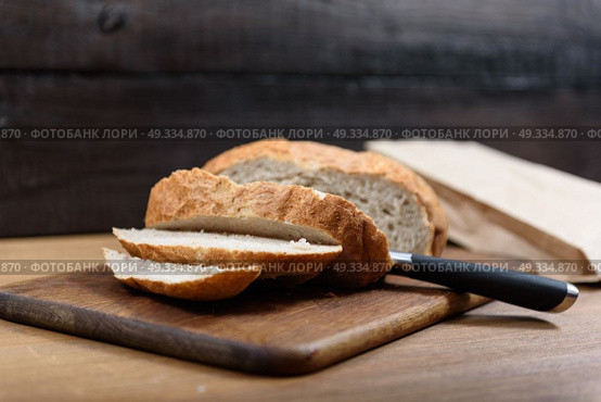 grain bread is sliced on the Board. Стоковое фото, агентство Ingram Publishing / Фотобанк Лори