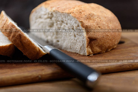 grain bread is sliced on the Board. Стоковое фото, агентство Ingram Publishing / Фотобанк Лори