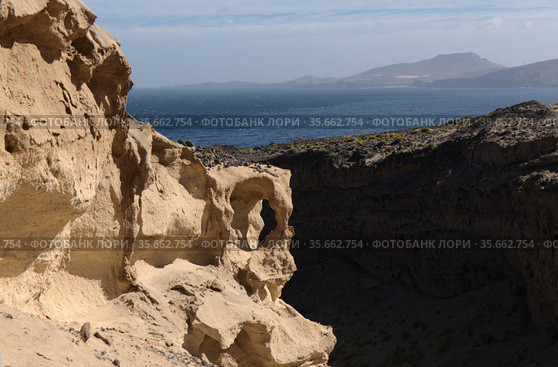 Gran Canaria, amazing sand stone erosion figures in ravines on Punta de las Arenas cape on the western part of the island, also called Playa de Artenara (2021 год). Стоковое фото, фотограф Tamara Kulikova / Фотобанк Лори